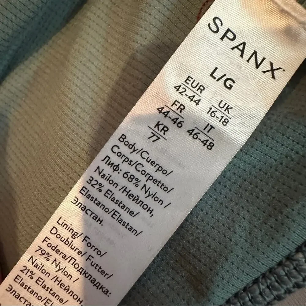 Spanx Low Impact Support Multi Camo Print Scoop‎ Neck Sports Bra Sz L